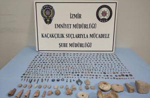 İzmir'in Aliağa ilçesinde gerçekleştirilen operasyonda 496 tarihi eser ele geçirildi.  ( İzmir İl Emniyet Müdürlüğü - Anadolu Ajansı )