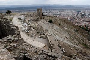 Pergamon Krallığı'nı yöneten Attalos hanedanı tarafından 2 bin 200 yıl önce yaptırılan ve Helenistik dönem anıt mimarisinin en güzel örnekleri arasında gösterilen Zeus Sunağı'nın İzmir Bergama Akropol'de sergilenmesi için çabalar sürüyor. Anadolu insanı ve dünya heykeltıraşlarının ulaştığı sanatsal yeteneğin doruğu sayılan sunağın, UNESCO Dünya Mirası asıl listesinde 999. sırada yer alan Bergama'ya iadesini isteyen Bergama Belediyesi, resmi bir talep yazısı hazırlayarak İzmir Valiliği ile Kültür ve Turizm Bakanlığına gönderdi. Yazıyla, Zeus Sunağı'nın Almanya'dan resmen geri istenme sürecinin yeniden başlatılması talep edildi. ( Mahmut Serdar Alakuş - Anadolu Ajansı )