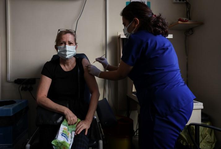 İzmir'de yeni tip koronavirüs (Kovid-19) salgınıyla mücadelede mRNA aşısı olan risk gruplarına hatırlatma dozu uygulanmaya başladı. İzmir Katip Çelebi Üniversitesi (İKÇÜ) Atatürk Eğitim ve Araştırma Hastanesi Aşı Polikliniğine gelen vatandaşlar doktorların yaptığı kontrollerin ardından hatırlatma dozlarını oldu. Aşı olan 61 yaşındaki Selma Yılmaz, AA muhabirine açıklamada bulundu. ( Mahmut Serdar Alakuş - Anadolu Ajansı )