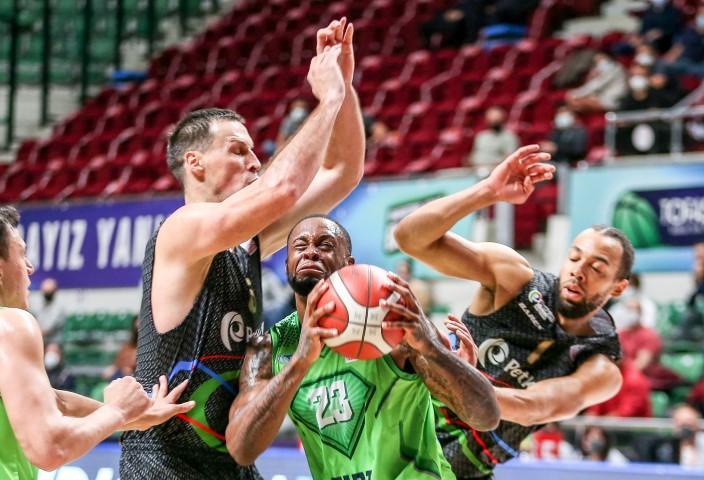 ING Basketbol Süper Ligi'nin dördüncü haftasında TOFAŞ ile Aliağa Petkim takımları, karşı karşıya geldi. TOFAŞlı Cook (23), bir pozisyonda Aliağa Petkimli Planinic (solda) ve Conger (sağda) ile mücadele etti. ( Sergen Sezgin - Anadolu Ajansı )