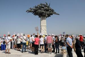 İzmir'de 30 Ekim 2020'de meydana gelen 6,6 büyüklüğündeki depremde evleri yıkılan ve hasar gören bazı depremzedeler, "emsal artışı" talebiyle eylem yaptı. İzmir Depremzedeleri Dayanışma Derneği (İZDEDA) üyeleri, Gündoğdu Meydanı'nda bir araya geldi. Burada ellerindeki pankartlarla sloganlar atan üyeler, depremzedelerin yaralarının sarılamadığını öne sürerek, emsal artışı ve sıfır faizli kredi talebinde bulundu. ( Mustafa Güngör - Anadolu Ajansı )