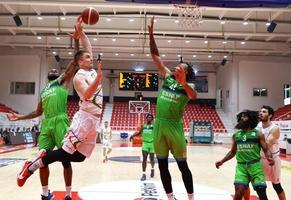 ING Basketbol Süper Ligi 24. hafta mücadelesinde Aliağa Petkimspor ile Lokman Hekim Fethiye Belediyespor,  karşılaştı. Bir pozisyonda Aliağa Petkimspor’dan Ian Hummer (34) ile Lokman Hekim Fethiye Belediyespor’dan Elgin Rashad Cook (23) ve Darion Ray Atkins (42) mücadele etti. ( Mehmet Emin Mengüarslan - Anadolu Ajansı )