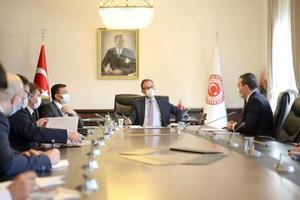 Bergama Belediye Başkanı Hakan Koştu (sağda),  AK Parti Genel Başkan Yardımcısı Hamza Dağ (solda), AK Parti Bergama İlçe Başkanı Sebahattin Güzel ile Gençlik ve Spor Bakanı Mehmet Muharrem Kasapoğlu'nu (ortada) ziyaret etti.  ( Gençlik ve Spor Bakanlığı - Anadolu Ajansı )