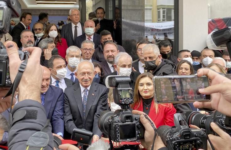CHP Genel Başkanı Kemal Kılıçdaroğlu ve İzmir Büyükşehir Belediye Başkanı Tunç Soyer, CHP İzmir İl Başkanlığı binasının açılışını gerçekleştirdi. ( Lokman İlhan - Anadolu Ajansı )