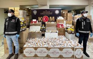 İzmir'de düzenlenen tütün kaçakçılığı operasyonunda gözaltına alınan 15 zanlıdan 2'si tutuklandı. Adreslerde yapılan aramalarda 2 milyon 632 bin 800 bandrolsüz makaron, 1 milyon 434 bin 470 sigara, 116 kilogram kaçak nargile melası ve 32 kilogram kıyılmış tütün ele geçirildi. ( İzmir Emniyet Müdürlüğü - Anadolu Ajansı )