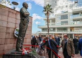 İzmir Adliyesine 4 yıl önce terör örgütü PKK mensuplarınca düzenlenen saldırıda şehit olan polis memuru Fethi Sekin ile mübaşir Musa Can, gerçekleştirilen etkinliklerle anılıyor. İzmir Adliyesi C Kapısı önünde bulunan Şehit Polis Memuru Fethi Sekin anıtı önünde düzenlenen törene katılanlar, şehit Sekin'in anıtına karanfil bıraktı. ( Mehmet Emin Mengüarslan - Anadolu Ajansı )