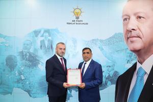 AK Parti Bergama İlçe Başkanı Güven Yakar'ın istifasının ardından ilçe başkanlığı görevine Sebahattin Güzel getirildi. Sebahattin Güzel (sağda), belgesini Teşkilatlardan Sorumlu Genel Başkan Yardımcısı Erkan Kandemir'den (solda) aldı. ( AK Parti  - Anadolu Ajansı )