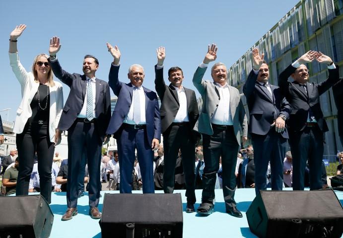 AK Parti İzmir Milletvekili Binali Yıldırım (sol 3), temaslarda bulunmak üzere geldiği İzmir'de Adnan Menderes Havalimanı'nda partililer tarafından karşılandı. Programa katılan AK Parti Genel Başkan Yardımcısı Hamza Dağ (sağ 4), AK Parti İzmir Milletvekilleri Ceyda Bölünmez Çankırı (solda), Mahmut Atilla Kaya (sol 2), Necip Nasır (sağ 3), Yaşar Kırkpınar (sağ 2) ile AK Parti İzmir İl Başkanı Kerem Ali Sürekli (sağda) vatandaşları selamladılar. ( Mahmut Serdar Alakuş - Anadolu Ajansı )