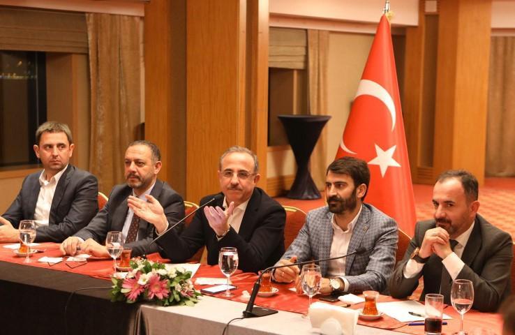 AK Parti İzmir İl Başkanı Kerem Ali Sürekli (ortada),  partisinin yönetim kurulu üyeleri ile birlikte basın temsilcileriyle bir araya geldi. ( AK Parti İzmir İl Başkanlığı - Anadolu Ajansı )