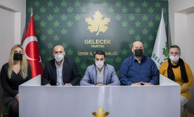 Gelecek Partisi İzmir İl Başkanı Cüneyt İşçilik (ortada), Konak'taki İzmir İl Başkanlığında düzenlenen basın toplantısında yaptığı açıklamada, tüzük gereği partisinin genel merkezinin il yönetimini görevden alamayacağını savunarak, "Dün akşam yaptığımız il yönetim kurulu toplantısında İzmir teşkilatı olarak görevlerimizden ve parti üyeliğinden istifa ediyoruz." dedi. ( Lokman İlhan - Anadolu Ajansı )