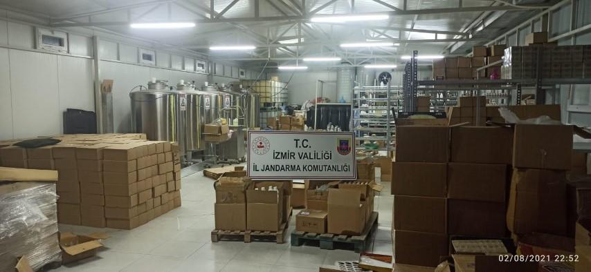 İzmir'in Dikili ilçesinde izinsiz ve halk sağlığına aykırı üretildiği belirtilen çok miktarda parfüm ele geçirildi. ( İzmir İl Jandarma Komutanlığı - Anadolu Ajansı )