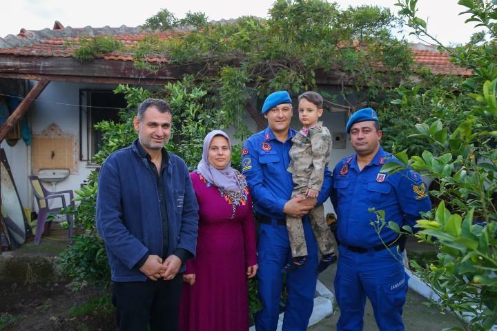İzmir'in Aliağa ilçesinde belediye otobüsünde rahatsızlandıktan sonra dili boğazına kaçarak solunumu duran 5 yaşındaki Ali Esen'i yaptıkları ilk müdahaleyle hayata döndürerek hastaneye yetiştiren jandarma ekibi, hayatını kurtardıkları çocuğu evinde ziyaret etti. Ali Esen'in babası Mahsun (solda) ve annesi Neriman (sol 2), oğlunun hayatını kurtaran Jandarma Trafik Timinde  görevli Astsubay Kıdemli Başçavuş Güner Özşahin (sağda) ve Kıdemli Uzman Çavuş Fethi Ahmet Uzun'a (sağ 2) teşekkür etti. ( Emin Mengüarslan - Anadolu Ajansı )