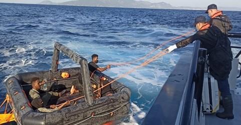 İzmir'in Foça ve Dikili ilçeleri açıklarında Yunanistan unsurlarınca Türk kara sularına geri itilen 63 düzensiz göçmen karaya çıkarıldı. ( Sahil Güvenlik Komutanlığı - Anadolu Ajansı )