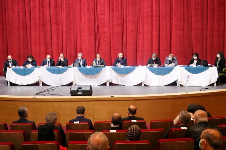 İzmir Valisi Yavuz Selim Köşger, 30 Ekim'de Seferihisar ilçesi açıklarında meydana gelen 6,6 büyüklüğündeki depremde evleri yıkılan ya da ağır hasar alan depremzedelerle
Bornova Kültür Merkezinde bir araya geldi. ( Zeynep Çelikkol - Anadolu Ajansı )
