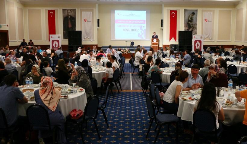 Aile ve Sosyal Politikalar İzmir İl Müdürlüğü, kentte "koruyucu aile" bakımını üstlenen 321 aileye iftar verdi.  ( Fatih Doğan - Anadolu Ajansı )