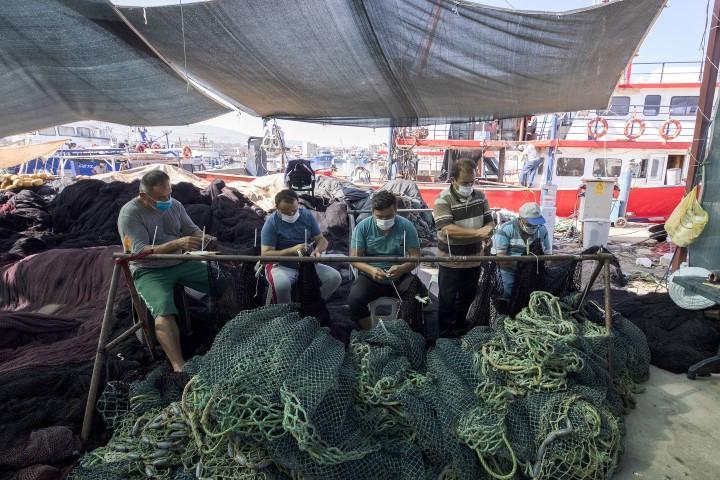 Türkiye'nin balık ihtiyacının önemli bölümünün karşılandığı Ege'de balıkçılar, 1 Eylül'de açılacak sezon öncesi hazırlıklarını yeni tip koronavirüs (Kovid-19) tedbirleriyle sürdürüyor. Salgın nedeniyle geçen yıl sezonu 15 Nisan'da değil martın son haftasında kapatan balıkçılar, yeni sezona hazırlanıyor. Ege'nin en büyük balıkçı barınaklarından biri olan Güzelbahçe'de ağlarını tamir eden balıkçılar, teknelere son bakımları yapıyor.  ( Lokman İlhan - Anadolu Ajansı )