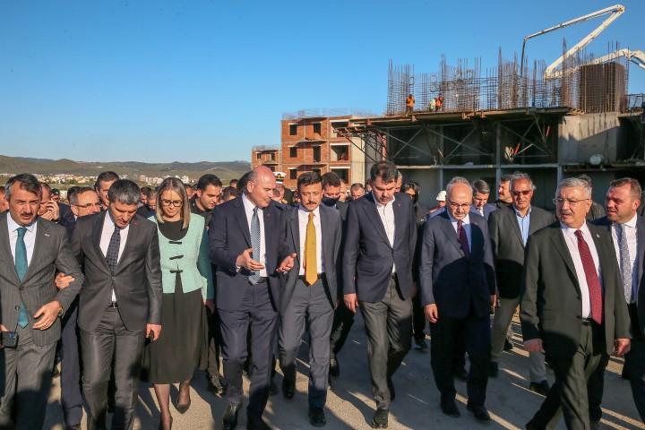 İçişleri Bakanı Süleyman Soylu (sol 4) ile Çevre, Şehircilik ve İklim Değişikliği Bakanı Murat Kurum (sağ 5) İzmir'in Seferihisar ilçesinde inşa edilen TOKİ (Toplu Konut İdaresi Başkanlığı) konutlarında incelemede bulundu. Çalışmalara ilişkin bilgi alan Soylu ve Kurum'a İzmir Valisi Yavuz Selim Köşger (sağ 4) İzmir Emniyet Müdürü Mehmet Şahne, AK Parti Genel Başkan Yardımcısı Hamza Dağ, AK Parti İzmir İl Başkanı Kerem Ali Sürekli, bazı AK Parti İzmir milletvekilleri ile bürokratlar eşlik etti. ( Ömer Evren Atalay - Anadolu Ajansı )