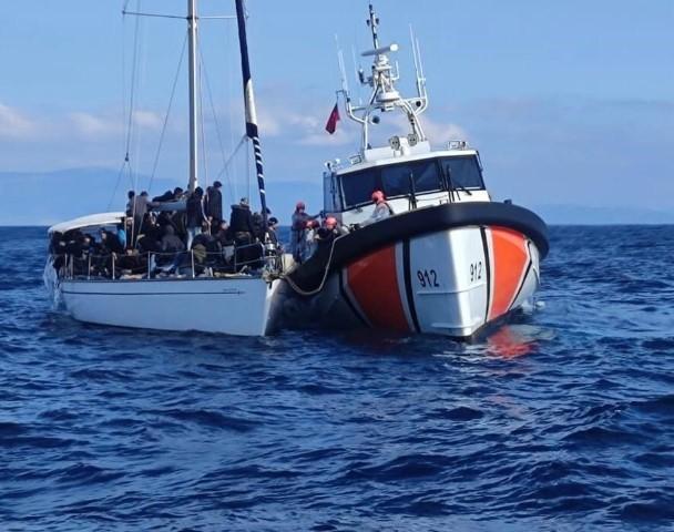 İzmir'in Seferihisar, Menderes ve Dikili ilçelerinde Yunanistan unsurlarınca Türk kara sularına geri itilen 199 düzensiz göçmen kurtarılırken, Çeşme ilçesi açıklarında da hareket halindeki botta 25 düzensiz göçmen yakalandı. ( Sahil Güvenlik Komutanlığı - Anadolu Ajansı )