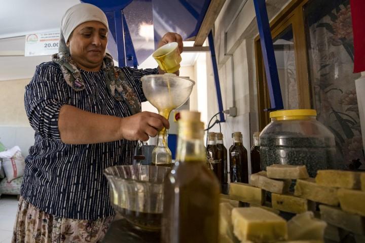 İzmir'in Aliağa ilçesinde, devletten aldığı destekle evinin ahır olarak kullanılan bölümünü atölyeye çeviren 49 yaşındaki kadın girişimci Yıldız Topçu soğuk sıkım yöntemiyle ürettiği çitlembik yağını Türkiye'nin her bölgesine gönderiyor. ( Lokman İlhan - Anadolu Ajansı )