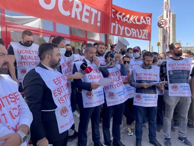 İzmir'de metro ve tramvayda görevli 627 çalışanı kapsayan Toplu İş Sözleşmesi (TİS) ve arabulucu görüşmelerinden sonuç alınamaması nedeniyle İzmir Metro A.Ş'nin kapısına grev kararı asıldı. ( Meriç Ürer - Anadolu Ajansı )