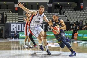 Beşiktaş Icrypex ile Aliağa Petkimspor takımları ING Basketbol Süper Ligi’nin ertelenen 15. hafta maçında BJK Akatlar Kültür ve Spor Kompleksi’nde karşılaştı. Bir pozisyonda Beşiktaş Icrypex takımı oyuncusu Ercan Osmani (6) ile Aliağa Petkimspor takımı oyuncusu  Gary Browne Ramirez (14) mücadele etti. ( Serhat Çağdaş - Anadolu Ajansı )