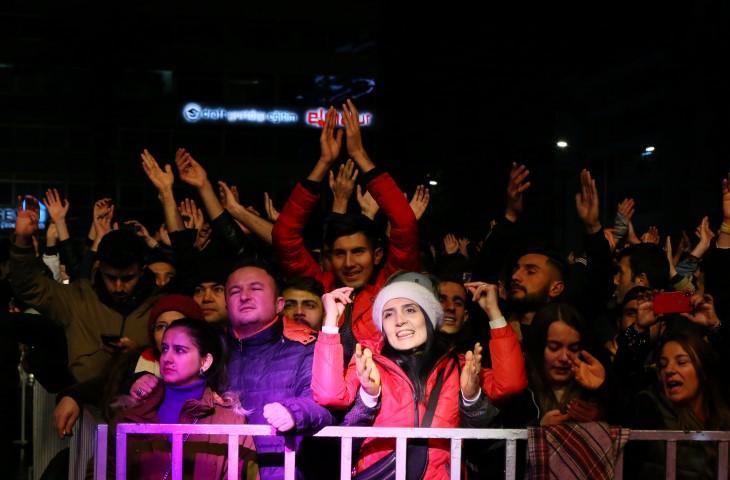 İzmirliler yeni yıla Cumhuriyet Meydanı'ndaki kutlamalarla "merhaba" dedi. Yeni yılı bir arada karşılamak isteyen İzmirliler, soğuk havaya rağmen Cumhuriyet Meydanı'nı doldurdu. Yeni yıla saniyeler kala hep bir ağızdan 10'dan geriye doğru sayan vatandaşlar, yakınlarına ve arkadaşlarına sarılarak yeni yıl sevincini yaşadı. ( Mehmet Emin Mengüarslan - Anadolu Ajansı )