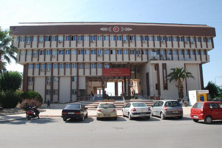 Ana binanın yamaçlarına iki tane, ortası bayraklı, ‘Ezelden ebede Türklüğü’ ifade eden simgeler yerleştirildi.