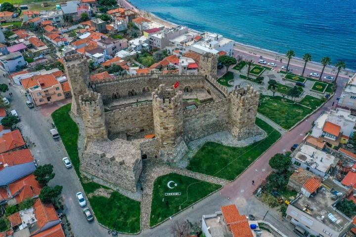 İzmir'in Dikili ilçesinde milattan önce 6'ncı yüzyılda yapılan ve bugünkü görünümü milattan sonra 14'üncü yüzyıla tarihlenen Çandarlı Kalesi, üç tarafı denizle çevrili olan ve yarımadaya hakim yapısı,  burçları, kuleleri ve savunma yapılarıyla ihtişamını koruyor.  Türkiye'nin en iyi korunmuş kalelerinden biri olan Çandarlı Mahallesi'ndeki tarihi yapı, içinde bulunduğu yarımadanın karayla bağlandığı kısma yakın, doğu-batı yönünde eğimli, kayalık zemin üzerinde yer alıyor. ( Halil Fidan - Anadolu Ajansı )