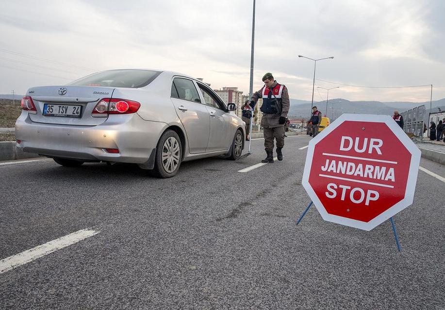 İzmir'de, Fetullahçı Terör Örgütü'nün (FETÖ) 15 Temmuz'daki darbe girişimine ilişkin soruşturma kapsamında açılan ilk davada 270 sanığın yargılanmasına başlandı. İzmir Cumhuriyet Başsavcıvekili Okan Bato koordinesinde, Terör ve Örgütlü Suçlar Soruşturma Bürosu Savcısı Berkant Karakaya tarafından hazırlanan iddianamenin 2. Ağır Ceza Mahkemesince kabul edilmesinin ardından 152'si tutuklu 270 sanık, Aliağa Ceza İnfaz Kurumu Kampüsü'ndeki duruşma salonunda hakim karşısına çıktı. Duruşmanın yapılacağı salonun bulunduğu Aliağa Ceza İnfaz Kurumları Kampüsü çevresinde yoğun güvenlik önlemi alındı. Bölgede komando birlikleri, motorlu jandarma timleri, sivil ekipler ve bomba arama köpekleri de hazır bulundu. ( Mahmut Serdar Alakuş - Anadolu Ajansı )