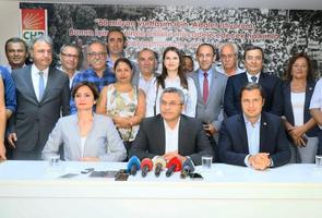 CHP Genel Başkan Yardımcısı Oğuz Kaan Salıcı (ön sıra ortada) ve CHP İstanbul İl Başkanı Canan Kaftancıoğlu (ön sıra solda), partisinin İzmir İl Başkanı Deniz Yücel'i (ön sıra sağda) ziyaret etti. ( Yusuf Şahbaz - Anadolu Ajansı )