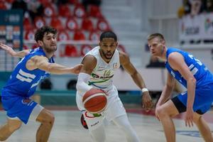 ING Basketbol Süper Ligi 21. haftasında Aliağa Petkimspor ile Büyükçekmece Basketbol,  karşılaştı. Bir pozisyonda Aliağa Petkimspor'dan Gary Browne Ramirez (14) ile Büyükçekmece Basketbol'dan Evan John Bruinsma (sağda) ve Mustafa Kurtuldum (solda) mücadele etti. ( Lokman İlhan - Anadolu Ajansı )