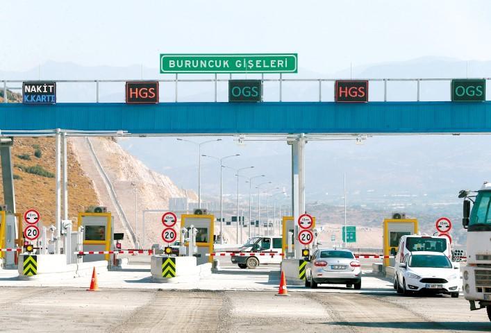 İzmir'de önemli sanayi ve turizm merkezlerinin bulunduğu kuzey aksında trafik sorununa önemli ölçüde çözüm sağlayacak Menemen - Aliağa - Çandarlı Otoyolunda sona yaklaşıldı. İzmir'de Petkim, Tüpraş, demir çelik fabrikaları, limanlar ve organize sanayi bölgelerinin bulunduğu Aliağa güzergahı ile Foça'daki turizm merkezlerinin hızlı ulaşım ihtiyacının karşılanması amacıyla 15 Şubat 2017'de ihalesi yapılan Koyundere-Menemen-Aliağa-Çandarlı Otoyolu Projesi, yüzde 90 oranında tamamlandı.  ( Evren Atalay - Anadolu Ajansı )