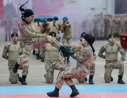İzmir Yeni Foça Jandarma Komando Teröristle Mücadele Harekatı Okul Komutanlığında, Teröristle Mücadele Harekatı (TMH) Kursu'nu bitiren 1037 uzman erbaş, 4 haftalık eğitimin ardından yemin etti. Törende uzman erbaşlar tarafından yakın dövüş ve savunma teknikleri gösterisi yapıldı. Kadın askerlerin yaptığı hareketler ve gösteriler izleyicilerden büyük alkış aldı. ( Mahmut Serdar Alakuş - Anadolu Ajansı )