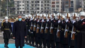Türkiye’nin Akdeniz ve Ege kıyılarındaki en büyük havuzlama kapasitesine sahip yüzer havuzu, Milli Savunma Bakanı Hulusi Akar ve TSK Komuta Kademesi’nin katıldığı törenle hizmete alındı. Akar, programa katılmak üzere İzmir Tersanesi Komutanlığına geldi. ( Arif Akdoğan - Anadolu Ajansı )