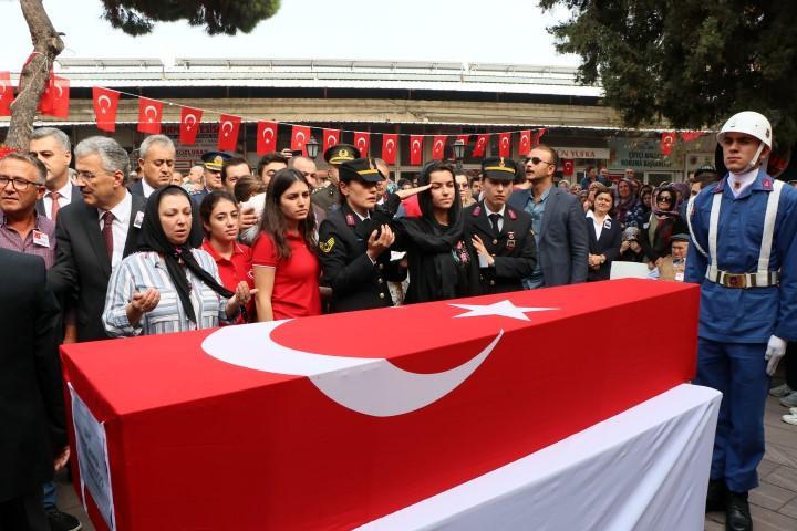 Antalya'da jandarma su altı kurtarma ekibinin dalış eğitiminde rahatsızlanarak şehit olan Jandarma Astsubay Kıdemli Üst Çavuş Mesut Akmeşe, İzmir'in Dikili ilçesinde son yolculuğuna uğurlandı.  Cenazede şehidin eşi Latife Akmeşe (ortada) şehidin tabutunun karşısında asker selamı verdi. ( Metin Aydemir - Anadolu Ajansı )