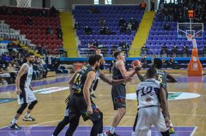 ING Basketbol Süper Ligi'nin 8. haftasında HDI Sigorta Afyon Belediyespor - Aliağa Petkimspor ile Prof. Dr. Veysel Eroğlu Spor Salonu'nda karşılaştı. Bir pozisyonda Aliağa Petkim Spor oyuncusu Aldridge (23) ile HDI Sigorta Afyon Belediyespor oyuncusu Buckner'la (20) mücadele etti. ( Arif Yavuz - Anadolu Ajansı )