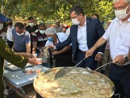 CHP İzmir İl Başkanlığı, muharrem ayı dolayısıyla vatandaşlara aşure dağıttı.
Konak Meydanı'nda yapılan etkinliğe, CHP İzmir milletvekilleri Atilla Sertel ve Kani Beko, CHP İzmir İl Başkanı Deniz Yücel, parti yöneticileri, il gençlik kolları üyeleri ve vatandaşlar katıldı. ( Zeynep Çelikkol - Anadolu Ajansı )