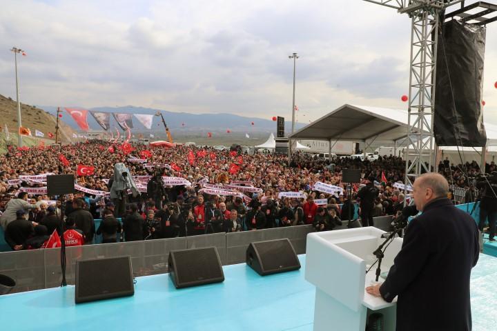 Türkiye Cumhurbaşkanı Recep Tayyip Erdoğan, İzmir'de Menemen-Aliağa-Çandarlı otoyolu açılışı törenine katılarak konuşma yaptı. ( Cumhurbaşkanlığı / Murat Çetinmühürdar - Anadolu Ajansı )