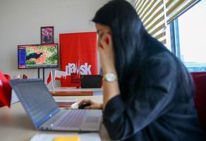 Türkiye'yi derinden sarsan 30 Ekim'deki depremde 115 kişinin hayatını kaybettiği İzmir'deki konutların ancak yüzde 57'sine denk gelen 636 bin 55'inin zorunlu deprem sigortası bulunuyor. Depremin ardından Çevre ve Şehircilik Bakanlığının İzmir İl Müdürlüğünde kurulan DASK İletişim Merkezi çalışmalarını sürdürüyor. ( Halil Fidan - Anadolu Ajansı )
