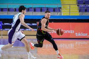 ING Basketbol Süper Ligi’nin 17. haftasında HDI Sigorta Afyon Belediyespor,  Aliağa Petkimspor ile karşılaştı. HDI Sigorta Afyon Belediyespor takımı oyuncusu Harun Apaydın (11), bir pozisyonda Aliağa Petkimspor takımı oyuncusu Vasiliauskas (12) ile mücadele etti. ( Arif Yavuz - Anadolu Ajansı )
