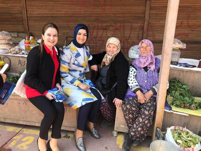 AK Parti İzmir Kadın Kolları Başkanı Dilek Yıldız Büyükdağ (sol 2), seçim çalışmaları kapsamında Aliağa ilçesini ziyaret ederek, Yeni Mahalle kapalı pazar yerinde esnaf ve vatandaşlarla bir araya geldi. Büyükdağ'a, AK Parti Aliağa Kadın Kolları Başkanı Şule Akman Yıldırım (solda) da eşlik etti.  ( Mustafa Yıldırım - Anadolu Ajansı )
