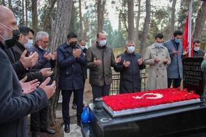 Ege Üniversitesinde (EÜ) 6 yıl önce öğrenciler arasında çıkan kavgada öldürülen Fırat Çakıroğlu, İzmir'de mezarı başında anıldı. Çakıroğlu'nun Bornova ilçesi Pınarbaşı Mezarlığı'ndaki kabrini ziyaret eden MHP İzmir İl Başkanı Veysel Şahin (sağ4) MHP İzmir Milletvekili Tamer Osmanağaoğlu, Aliağa Belediye Başkanı Serkan Acar ve partililer Çakıroğlu için dua etti. ( MHP İzmir İl Başkanlığı  - Anadolu Ajansı )
