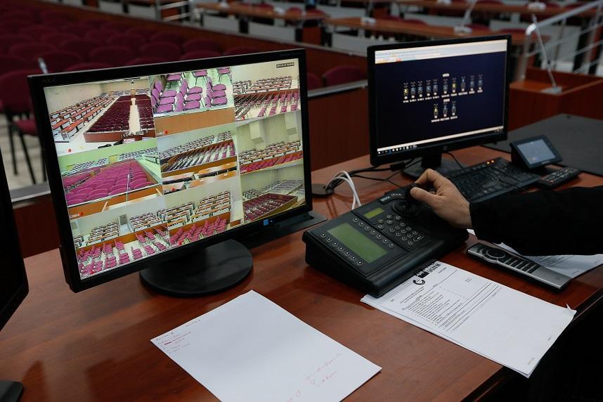 İzmir'de Fetullahçı Terör Örgütünün (FETÖ) darbe girişimine ilişkin 267 sanığın yargılamasının yapılacağı 654 kişi kapasiteli duruşma salonu yenilenerek hazır hale getirildi. FETÖ'nün 15 Temmuz darbe teşebbüsüne ilişkin İzmir'de yürütülen soruşturma kapsamında, 267 sanığın yargılanacağı duruşma salonu, 270 sanık, 202 avukat, 162 izleyici ve 20 basın mensubu olmak üzere 654 kişi kapasiteli düzenlendi. ( Evren Atalay - Anadolu Ajansı )