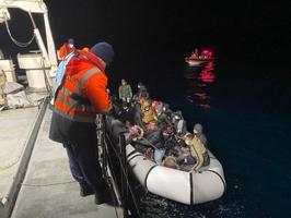İzmir açıklarında 50 düzensiz göçmen kurtarıldı