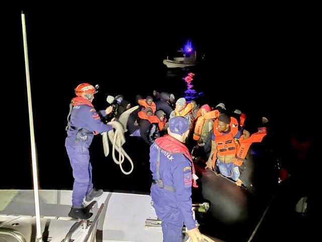 İzmir'in Karaburun, Dikili, Çeşme ve Seferihisar ilçeleri açıklarında 20 düzensiz göçmen kurtarıldı, 90 göçmen yakalandı. Ayrıca 2 göçmen kaçakçılığı şüphelisi gözaltına alındı. ( Sahil Güvenlik Komutanlığı - Anadolu Ajansı )