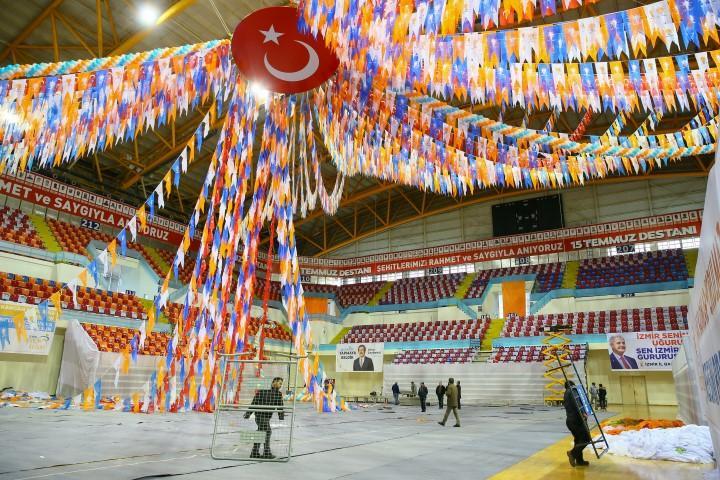 AK Parti İzmir İl Başkanı Aydın Şengül, Cumhurbaşkanı ve AK Parti Genel Başkanı Recep Tayyip Erdoğan'ın yarın katılımı beklenen İzmir Aday Tanıtım Toplantısı için Halkapınar Spor Salonu'nda yapılan hazırlık çalışmalarını inceledi. Toplantı öncesi bayraklarla donatılan Halkapınar Spor Salonu'na "Gönüller yapmaya geldik", "İzmir'in efeleri, Reisi ile 2023'e yürüyor" yazılı pankartlar asıldı ve dev platform kuruldu. ( Emin Mengüarslan - Anadolu Ajansı )