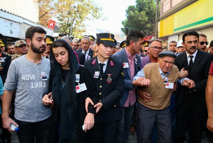 Antalya'da jandarma su altı kurtarma ekibinin dalış eğitiminde rahatsızlanarak şehit olan Jandarma Astsubay Kıdemli Üst Çavuş Mesut Akmeşe İzmir'in Dikili ilçesinde son yolculuğuna uğurlandı. Cenazenin ardından şehidin eşi Latife (sol 2) ve babası Kerim Akmeşe (sağ 2) şehidin konulduğu top arabasının ardından bir süre yürüdü. ( Emin Mengüarslan - Anadolu Ajansı )