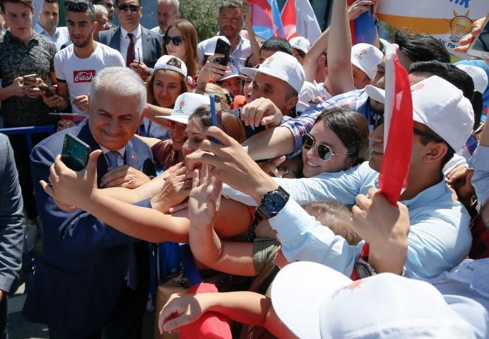 AK Parti İzmir Milletvekili Binali Yıldırım, temaslarda bulunmak üzere geldiği İzmir'de Adnan Menderes Havalimanı'nda partililer tarafından karşılandı. Yıldırım, alanda toplanan vatandaşlarla selamlaştı. ( Mahmut Serdar Alakuş - Anadolu Ajansı )
