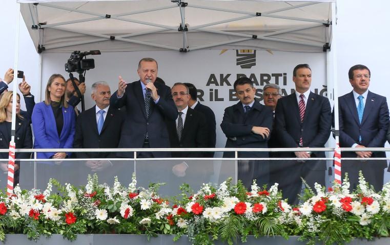 Türkiye Cumhurbaşkanı Recep Tayyip Erdoğan, İzmir'de AK Parti İl Başkanlığı’nı ziyaret etti. Cumhurbaşkanı Erdoğan, programda konuşma yaptı. ( Emin Mengüarslan - Anadolu Ajansı )