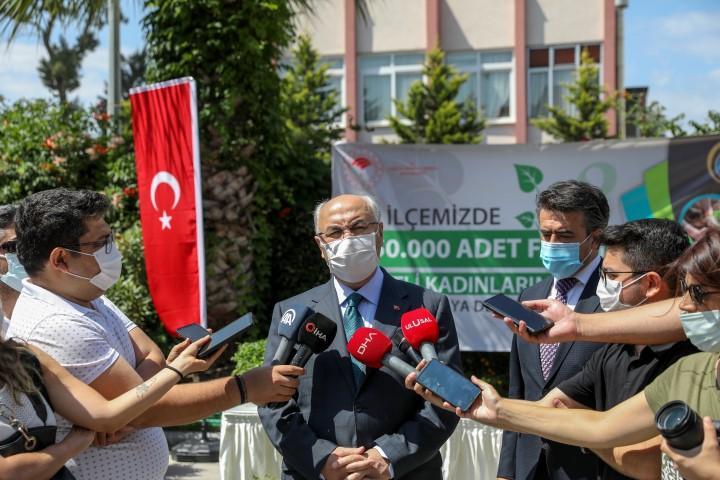 İzmir Valisi Yavuz Selim Köşger, Tarım ve Orman İl Müdürlüğünde, kadın üreticilere yönelik 250 bin domates fidesi dağıtımı etkinliğine katıldı. Vali Köşger, etkinlik sonunda gazetecilere kentteki günlük yeni tip koronavirüs (Kovid-19) vaka sayısına ilişkin açıklamada bulundu. ( Lokman İlhan - Anadolu Ajansı )